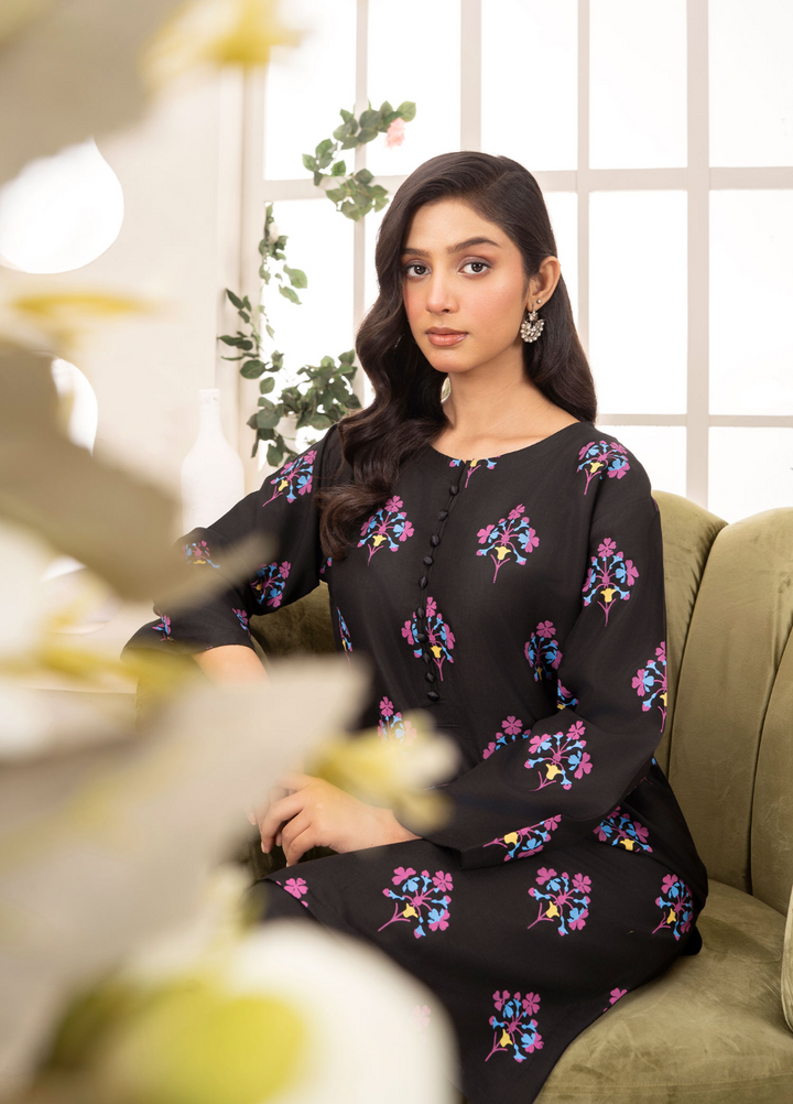 Lamhay by Haniya Mahnoor Pret Embroidered Linen 2 Piece Suit Noir