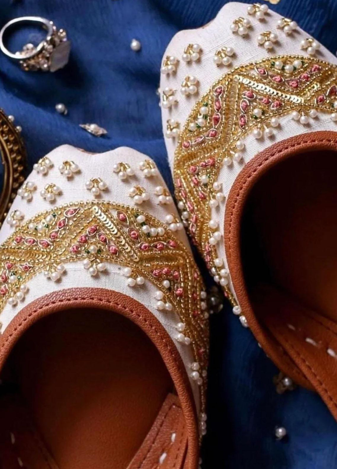 Khussa Darbar Festive Style   Khussa Dulaari (White)