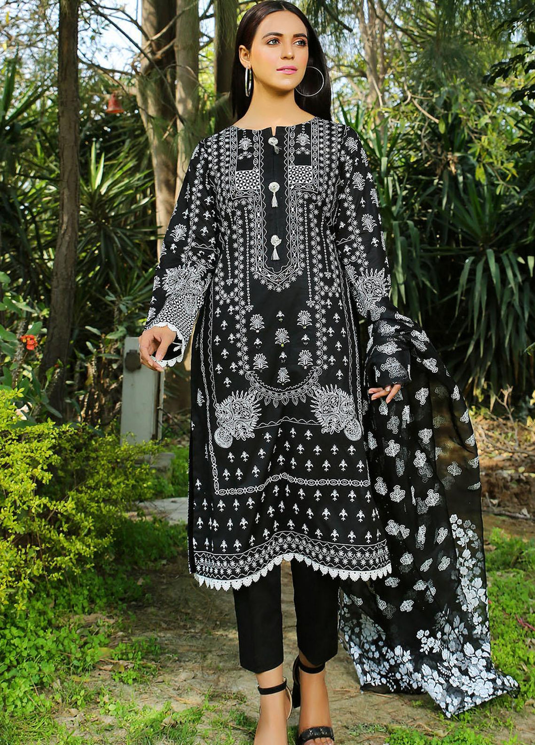Madame Pret Embroidered Lawn 3 Piece Suit MDM22PE 2483