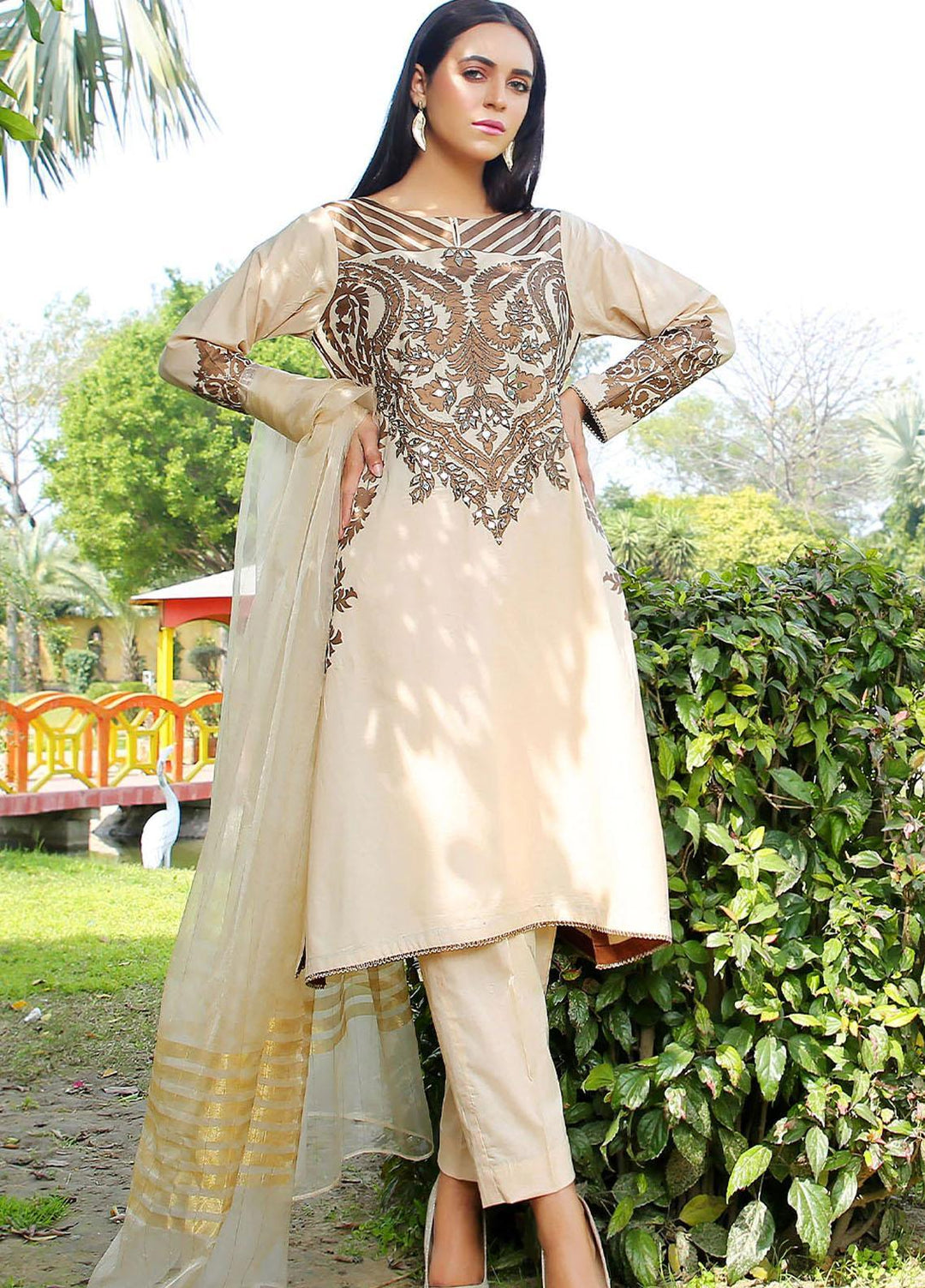 Madame Pret Embroidered Lawn 3 Piece Suit MDM22PE 2490