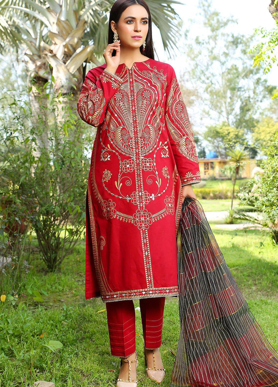 Madame Pret Embroidered Lawn 3 Piece Suit MDM22PE 2492