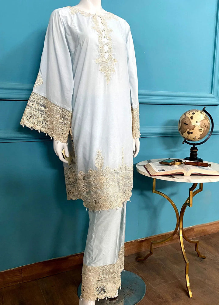 Threads And Motifs Pret Embroidered Lawn 3 Piece Suit 9050