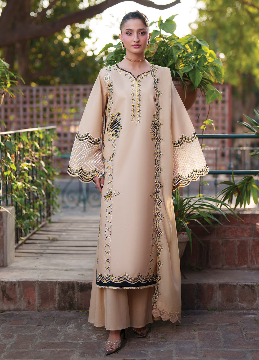 Fiona by Mahnur Unstitched Embroidered Lawn 3 Piece Suit MN26UFL F-04 - Summer Collection