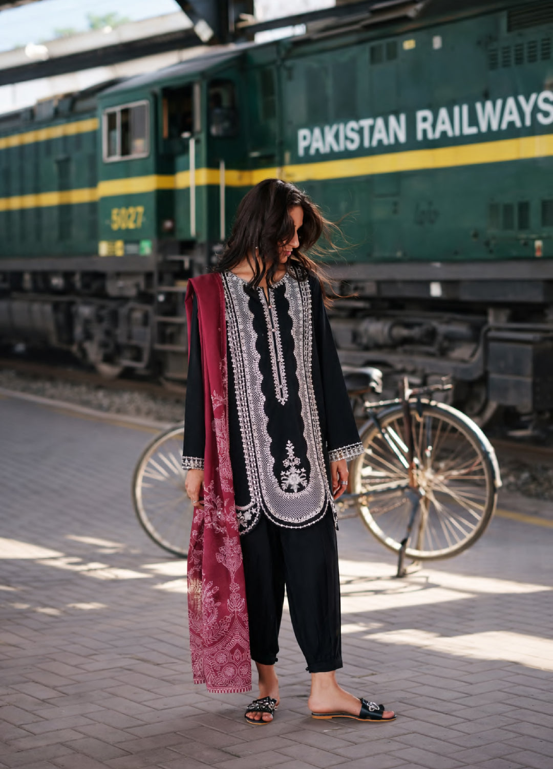 Summer Travels by Casuallite RTW Embroidered Cotton Lawn 3 Piece Suit CL26ULST OUFIT 03 NOIR GRACE - Casual Collection