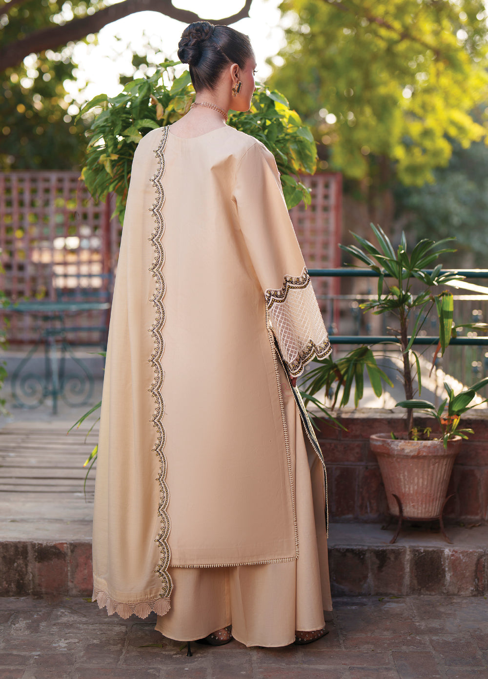 Fiona by Mahnur Unstitched Embroidered Lawn 3 Piece Suit MN26UFL F-04 - Summer Collection