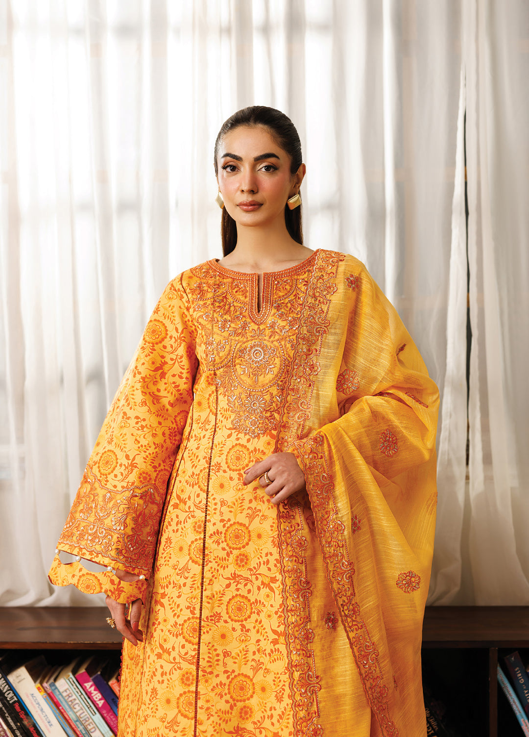Leila by Mahnur Unstitched Embroidered Lawn 3 Piece Suit MN26ULL L-08 - Summer Collection