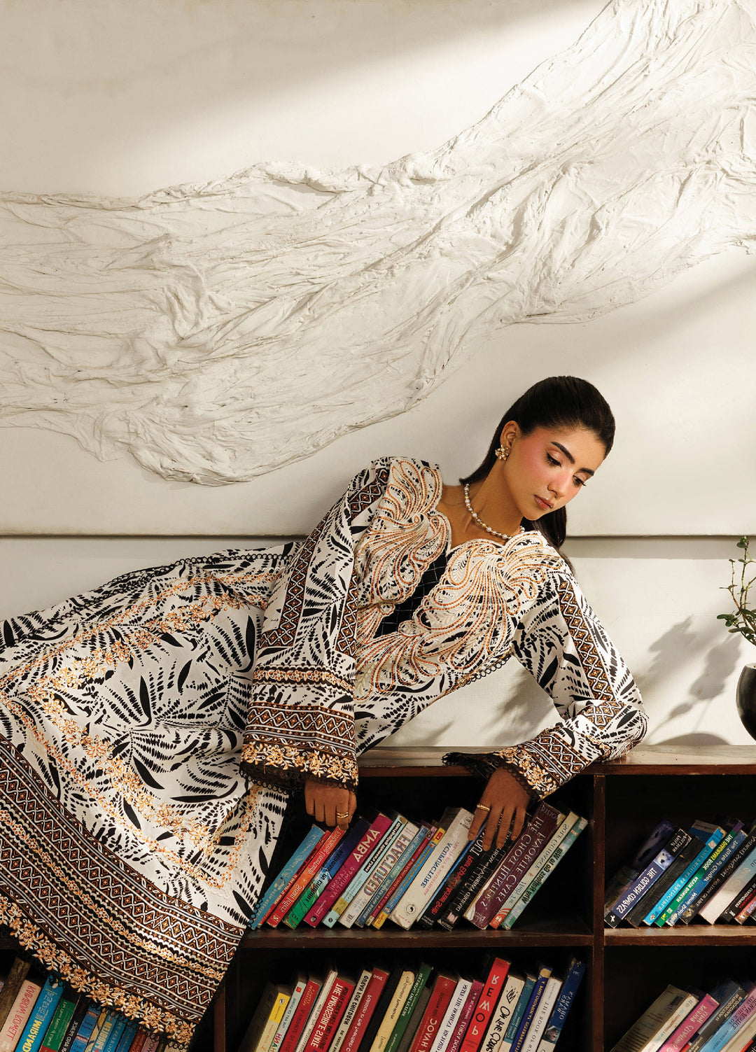Leila by Mahnur Unstitched Embroidered Lawn 3 Piece Suit MN26ULL L-08 - Summer Collection