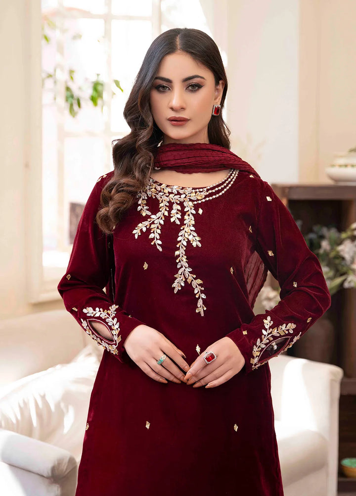 Hadia Batool Pret Embroidered Velvet 4 Piece Suit Sarooj