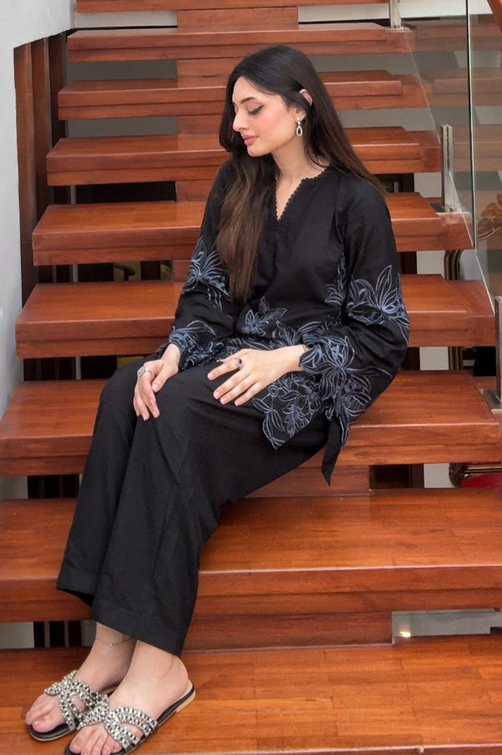 Liyaana From Nizka By Nida Rehan RTW Embroidered Lawn 2 Piece Suit Noir - Casual Collection