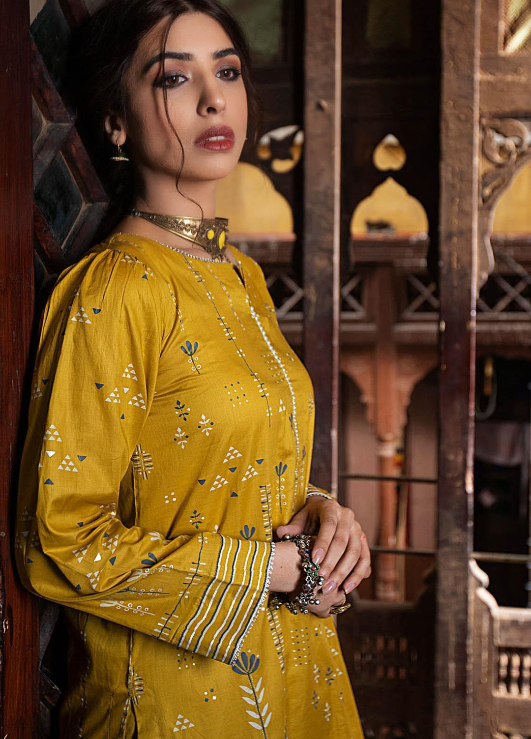 Dareechay By Lakhany Printed Lawn Suits Unstitched 3 Piece LSM21D 3002 - Summer Collection