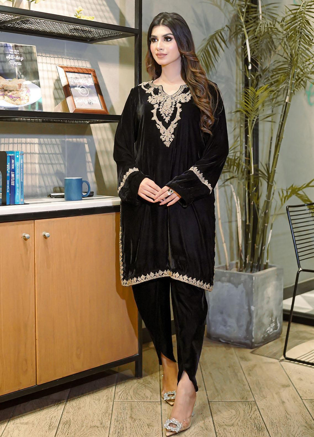 Manaal Arfeen Luxury Pret  Velvet 2 Piece Suit MNL23LP Kaala Dooria