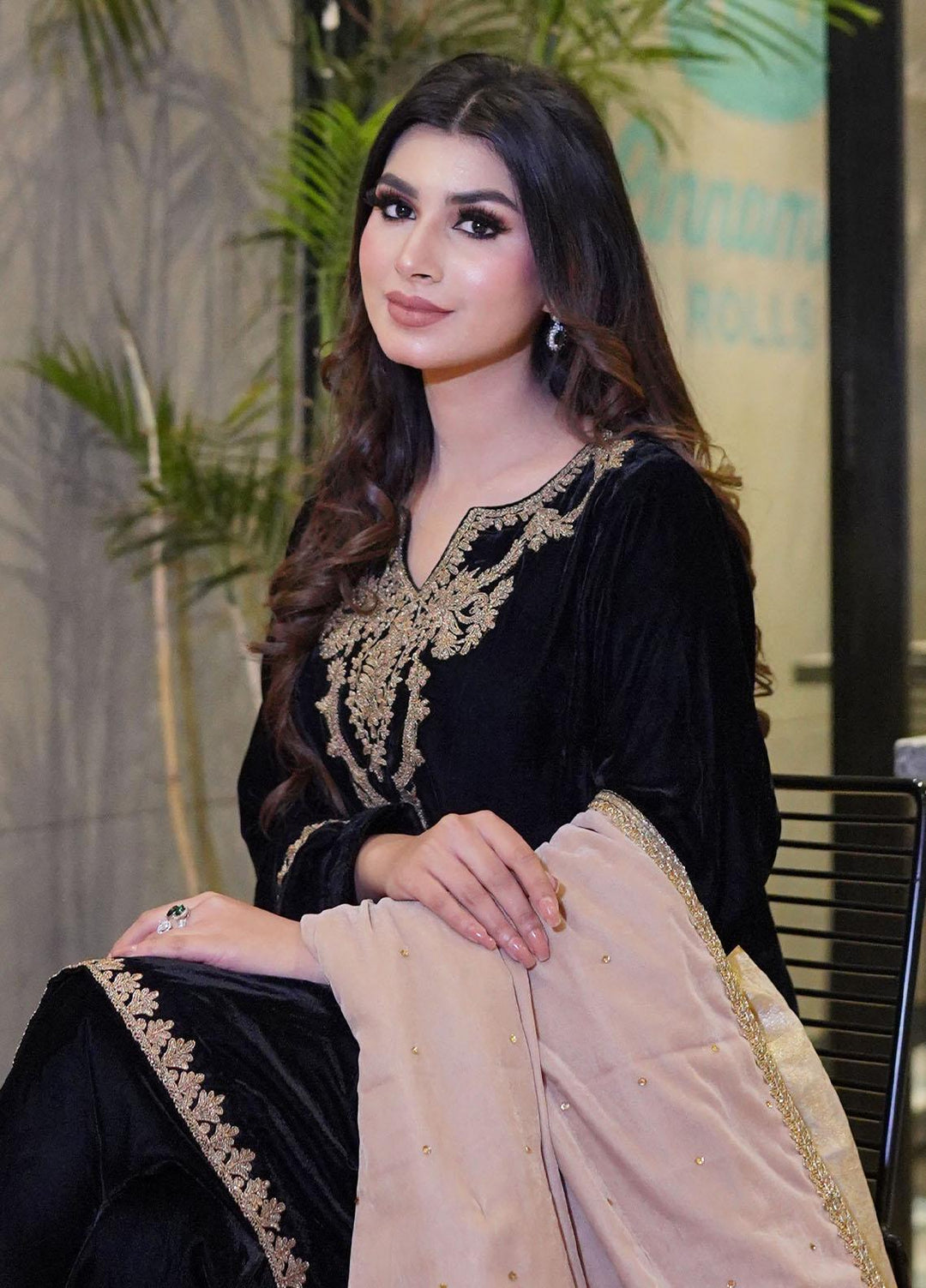 Manaal Arfeen Luxury Pret  Velvet 2 Piece Suit MNL23LP Kaala Dooria