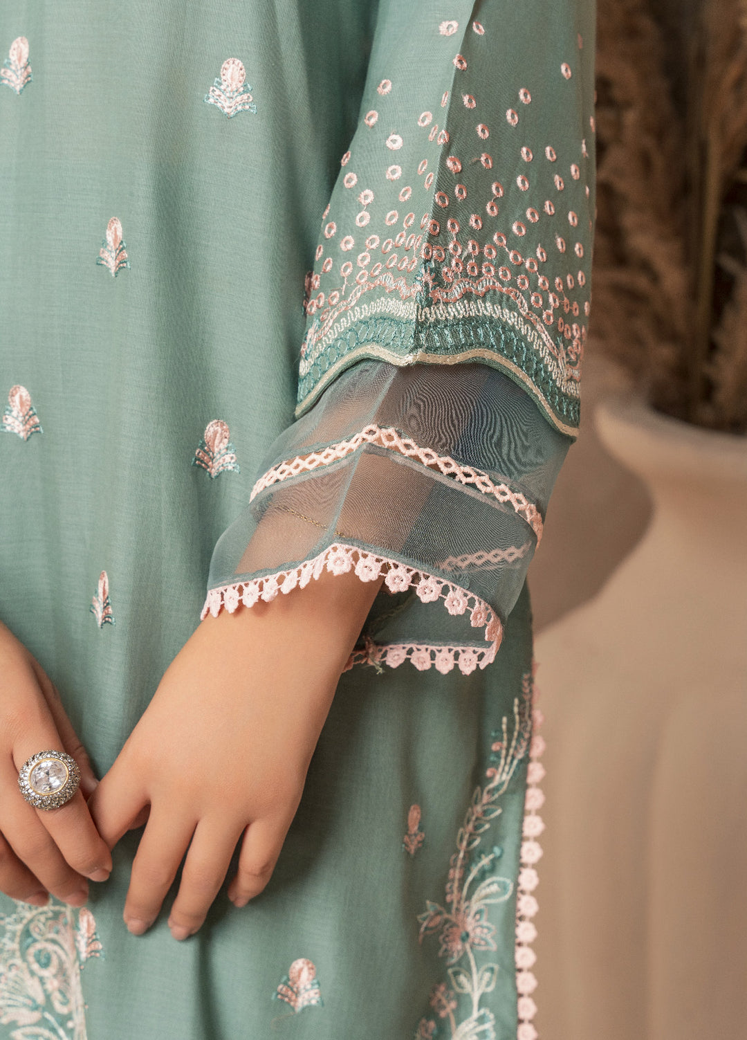 Haniya Mahnoor Pret Embroidered Lawn 3 Piece Suit Paradise