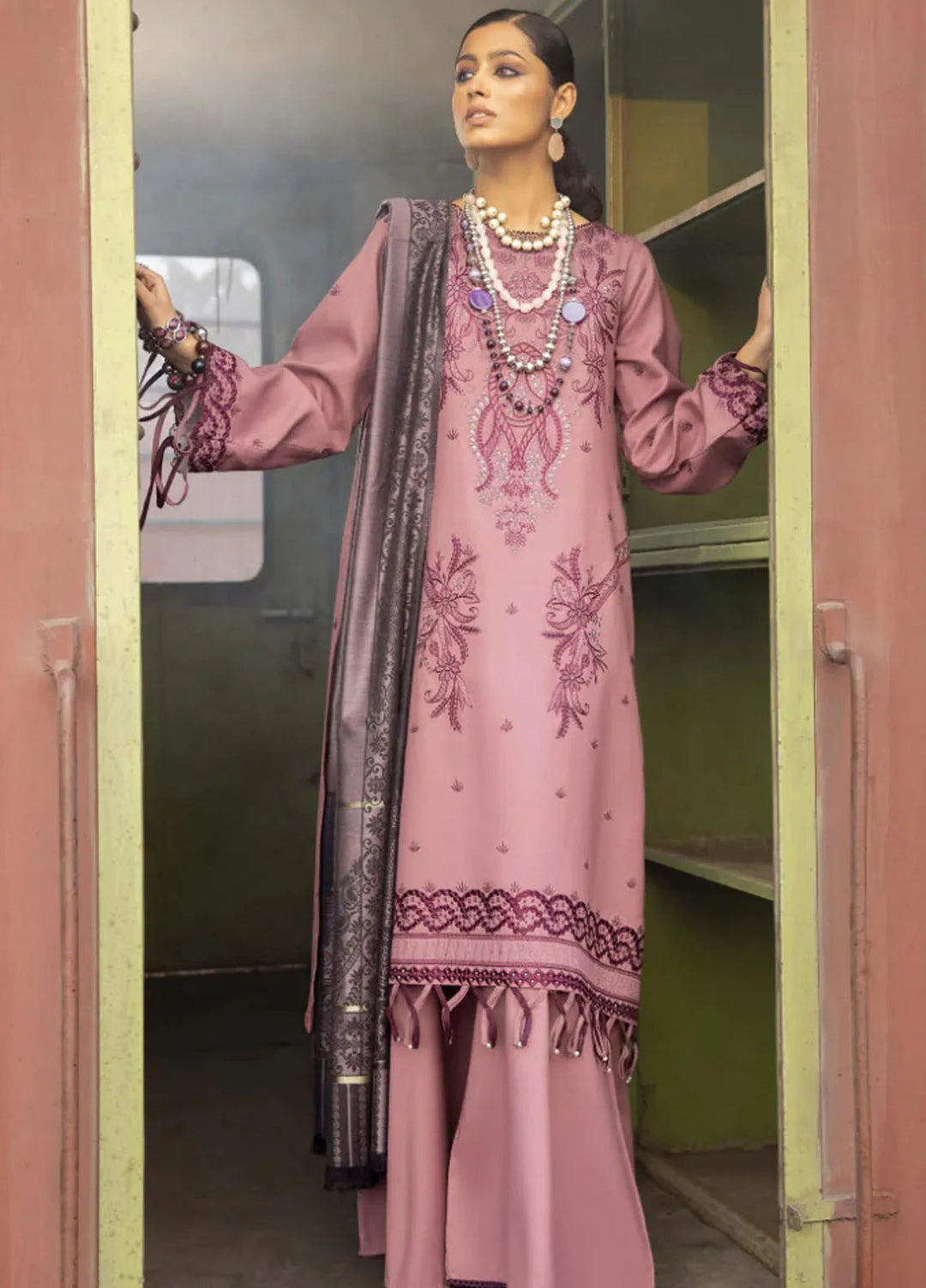 Humdum Winter Rahgeer by Humdum Embroidered Wool Suit Unstitched 3 Piece D-06 ...