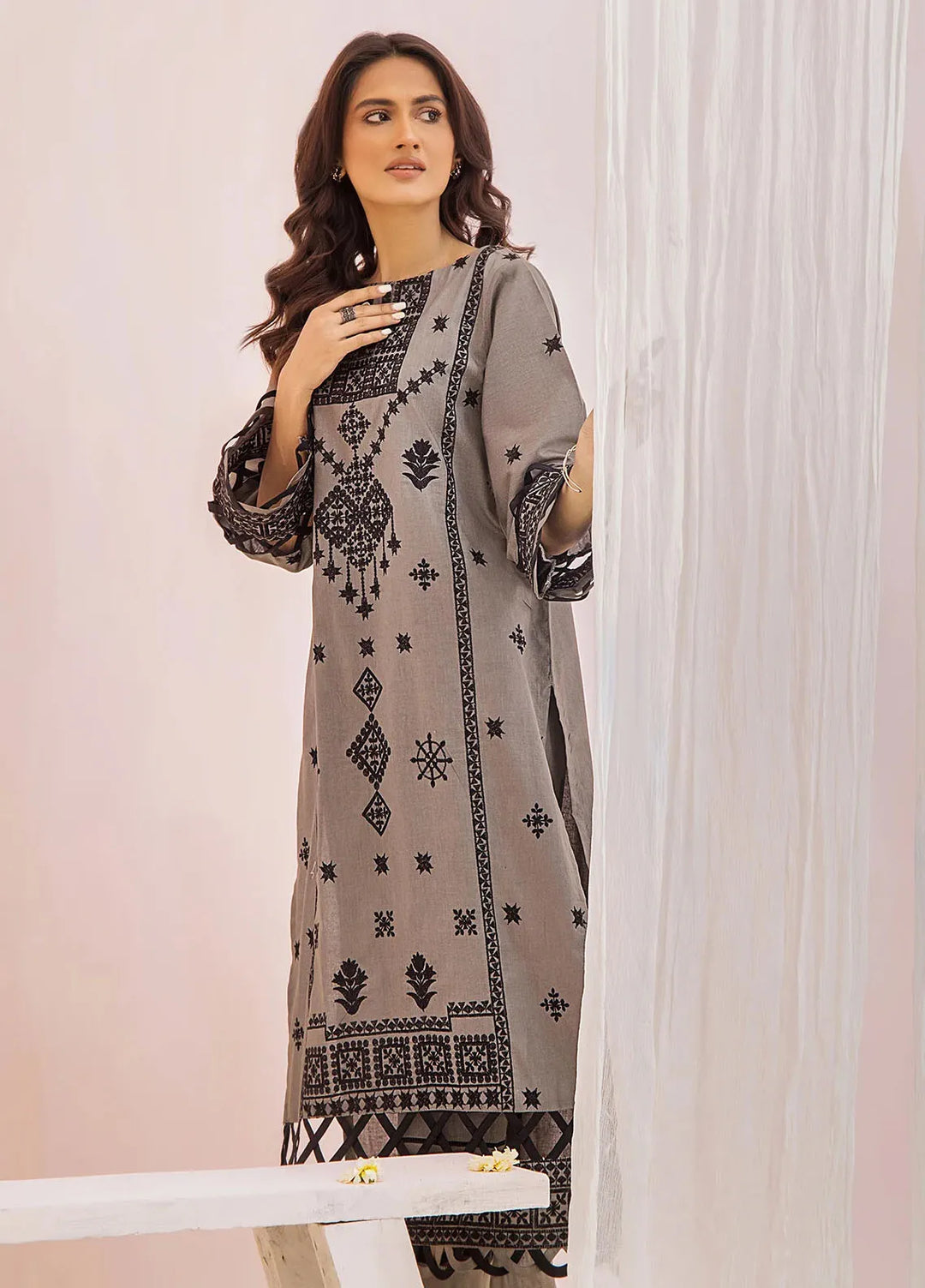 Retro Pret Embroidered Lawn 2 Piece Suit RKF07