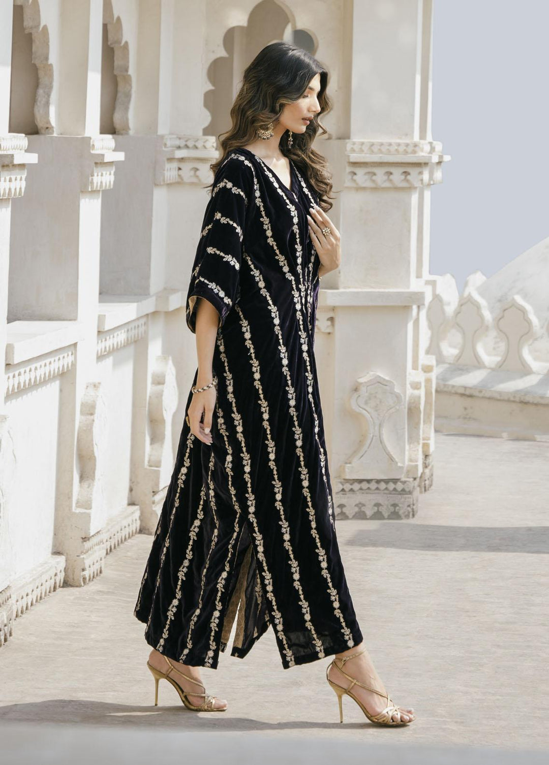 Naayas Pret Embroidered Velvet Kaftan Nova